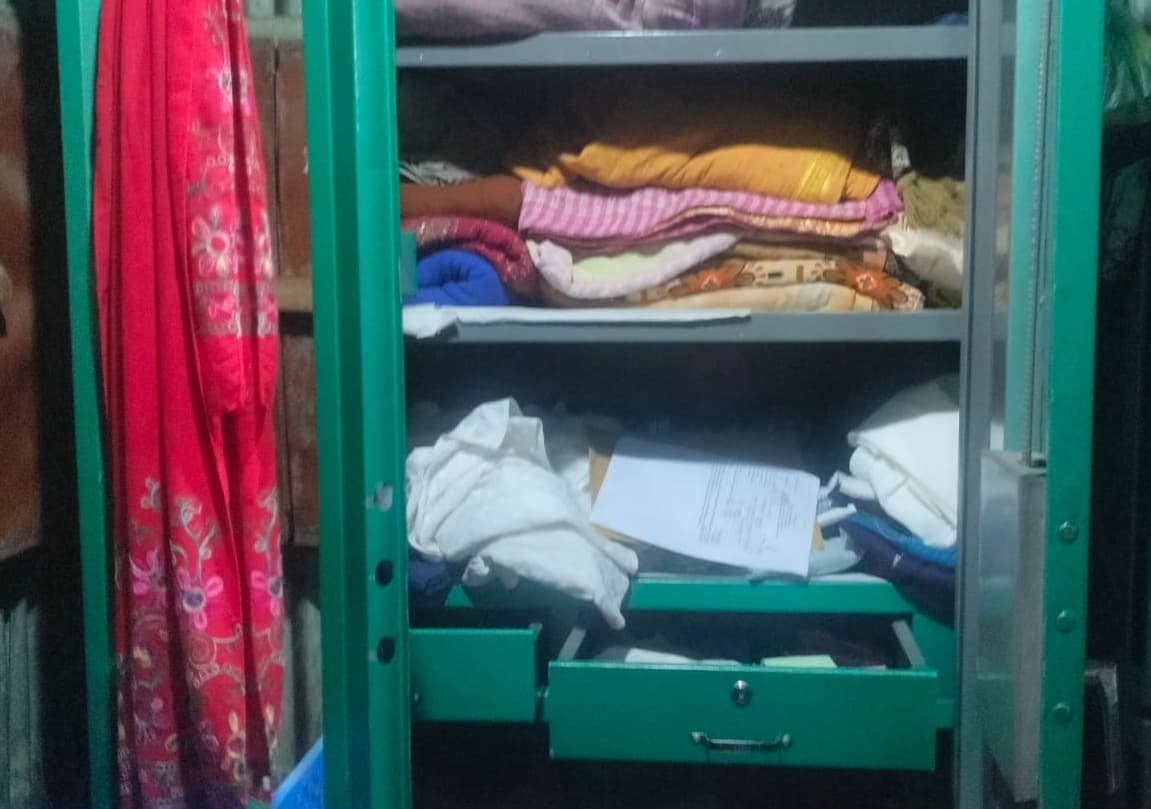 নরসিংদীর পলাশে দিনে-দুপুরে  চুরি; স্বর্ণালঙ্কারসহ ১৬ লাখ টাকার মালামাল লুট