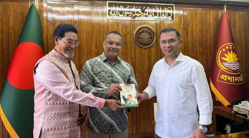 ৮টি ফ্ল্যাগশিপ কর্মসূচির বুকলেট কপি প্রধানমন্ত্রীর হাতে