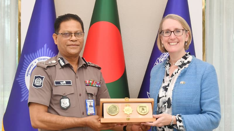 আইজিপির সঙ্গে যুক্তরাজ্যের  হাইকমিশনারের সাক্ষাৎ