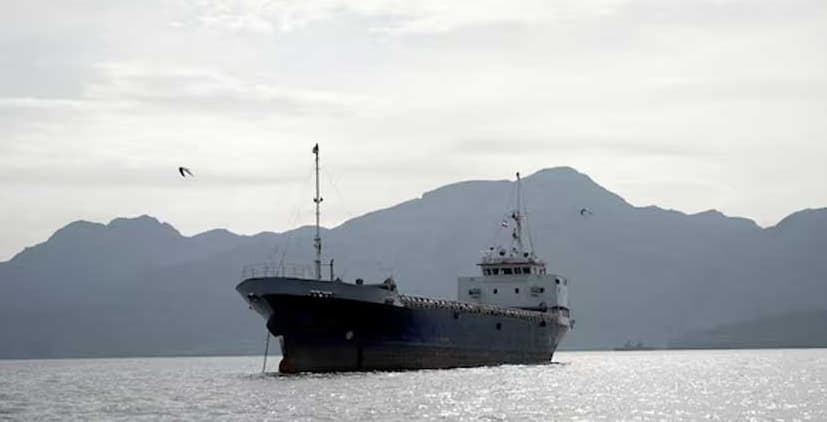 হরমুজ প্রণালি পার হতে আইআরজিসি’র অনুমতি লাগবে: ইরান