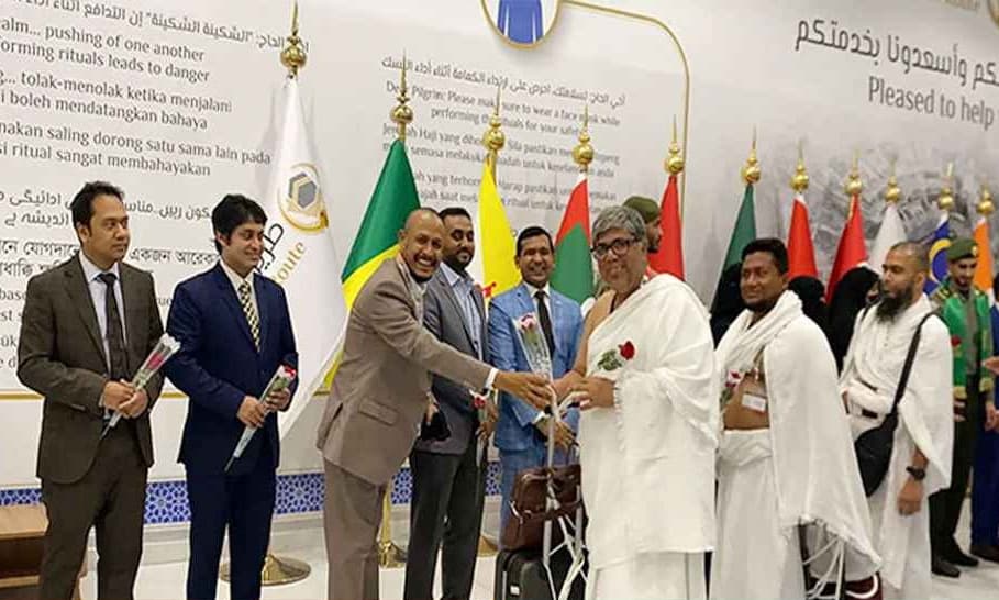 প্রথম হজ ফ্লাইটে ৪১৯ বাংলাদেশি সৌদি আরব পৌঁছেছেন