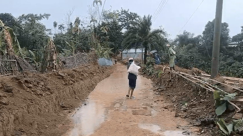 ২ বছরেও শেষ হয়নি সড়ক নির্মাণ: মগাইছড়ির উত্তরপাড়ায় চরম জনদুর্ভোগ