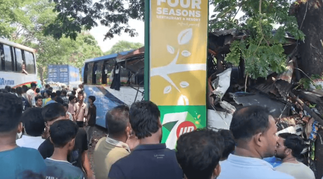 চট্টগ্রামে দুই বাসের মুখোমুখি সংঘর্ষে ৪ জনের মৃত্যু, আহত ৩০