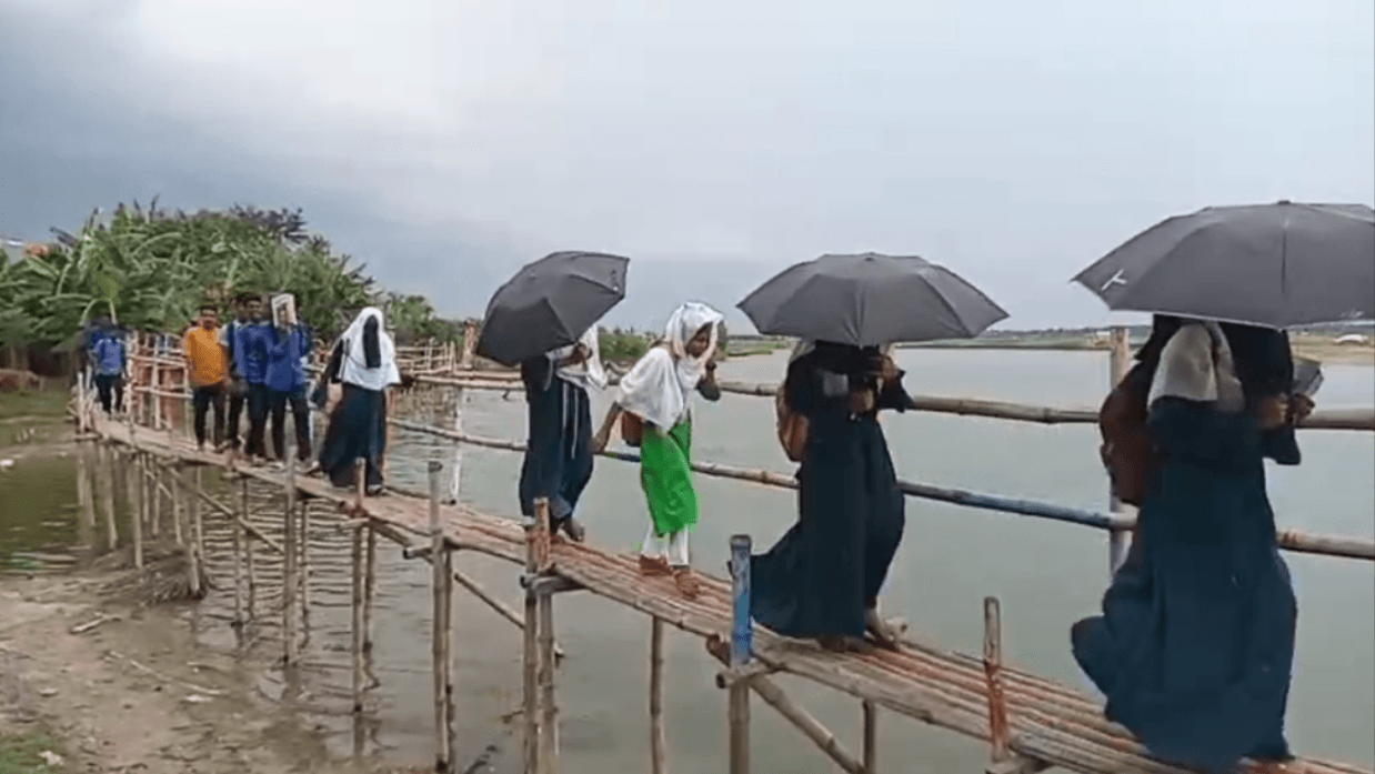 বাঁশের সাঁকো পেরিয়ে জীবনযুদ্ধ—৬ বছরেও মেরামত হয়নি আম্ফানে বিধ্বস্ত সড়ক