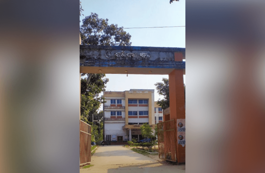 হাতীবান্ধা উপজেলায় দুই পুলিশ কর্মকর্তাকে পিটিয়ে হাতকড়াসহ এক মাদক ব্যবসায়ীকে ছিনতাই।