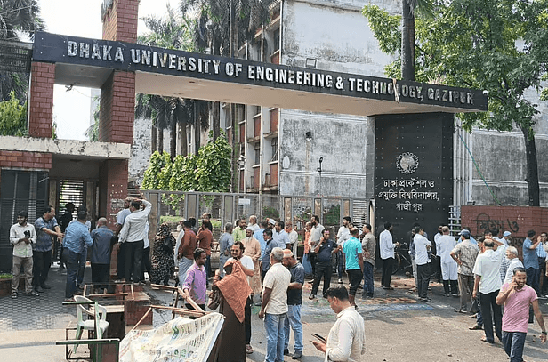 নতুন ভিসিকে ঘিরে উত্তেজনা, ক্যাম্পাসে চলছে ‘ডুয়েট ব্লকেড’