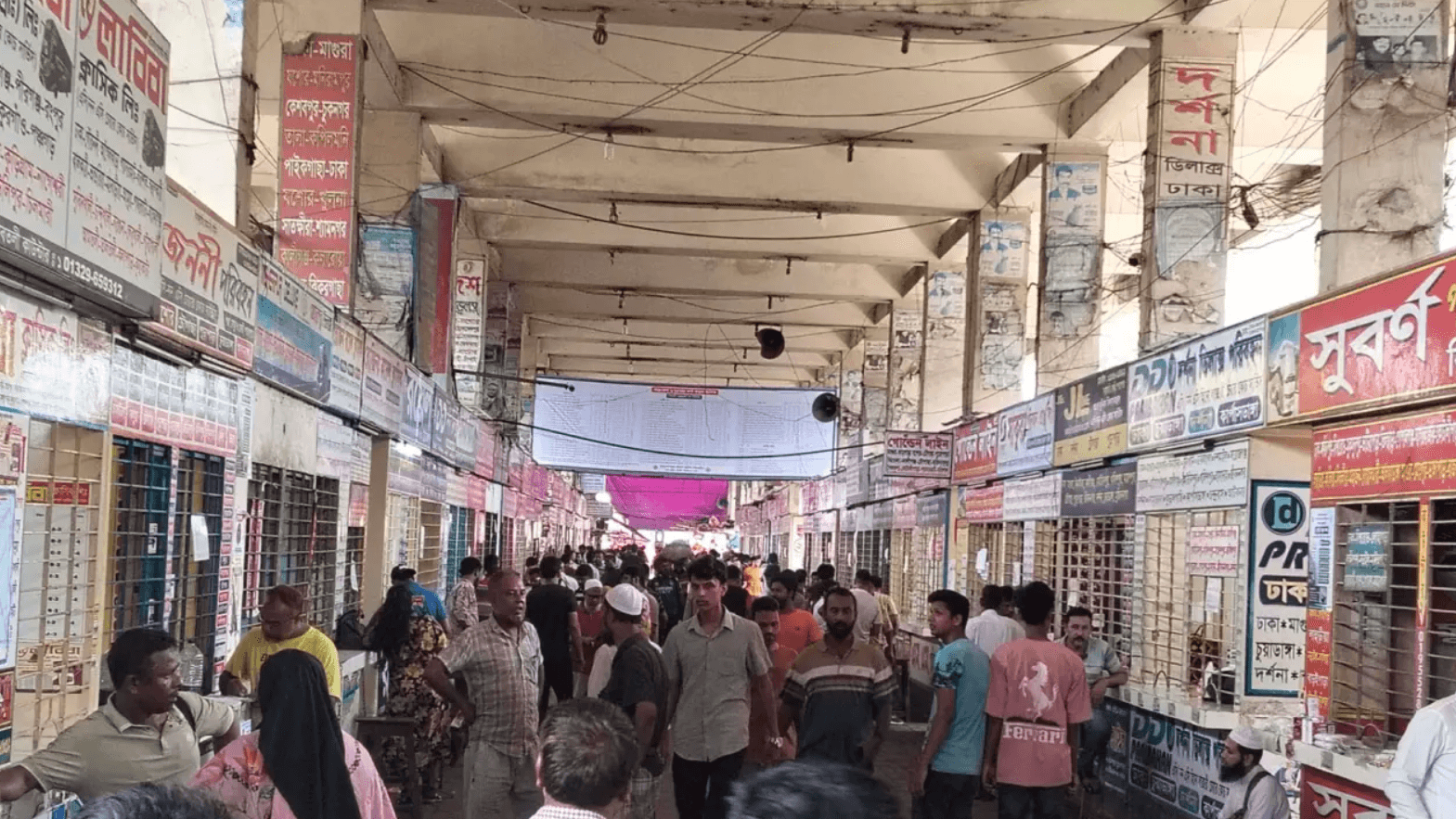 গাবতলীতে দূরপাল্লার বাসে এখনও মিলছে টিকিট