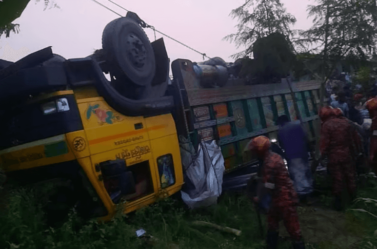 টাঙ্গাইলে যমুনা সেতুর পূর্ব প্রান্তে ট্রাক উল্টে নিহত ১৫