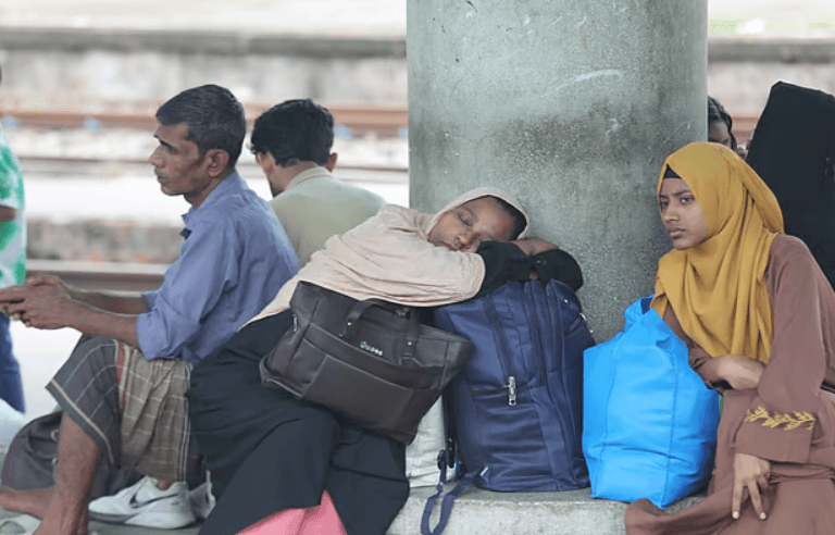 চার ঘণ্টা দেরিতে ছাড়ছে ‘বিজয় এক্সপ্রেস’, স্টেশনে চরম ভোগান্তি