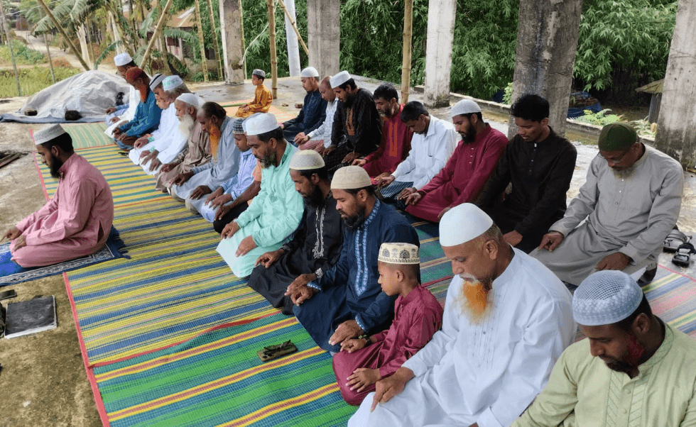 মধ্যপ্রাচ্যের সঙ্গে মিল রেখে গাইবান্ধায় আগাম ঈদ উদযাপন, এলাকায় মিশ্র প্রতিক্রিয়া!