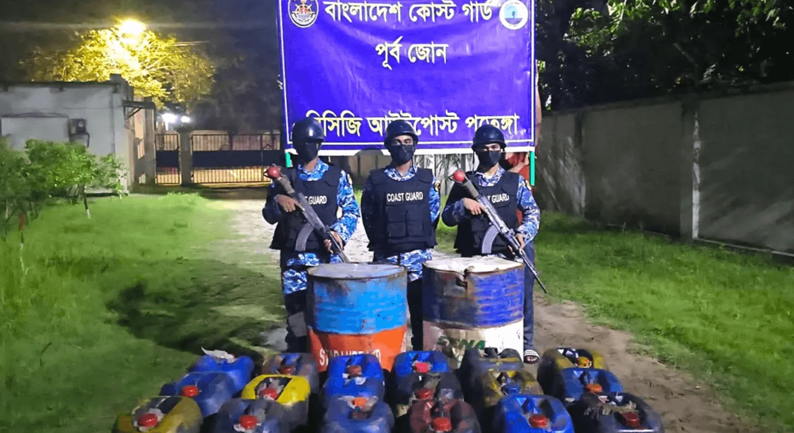 চট্টগ্রামে কোস্ট গার্ডের ঝটিকা অভিযান, ১৪০০ লিটার চোরাই জ্বালানি তেল জব্দ