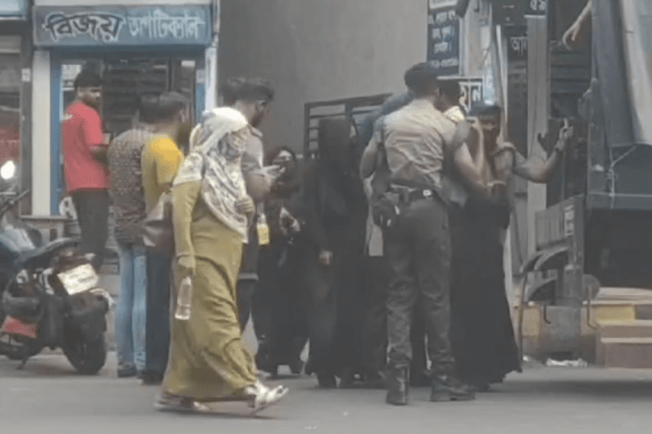 ডাকবাংলার এনিটা আবাসিকে পুলিশের বিশেষ অভিযানে আটক অর্ধশতাধিক
