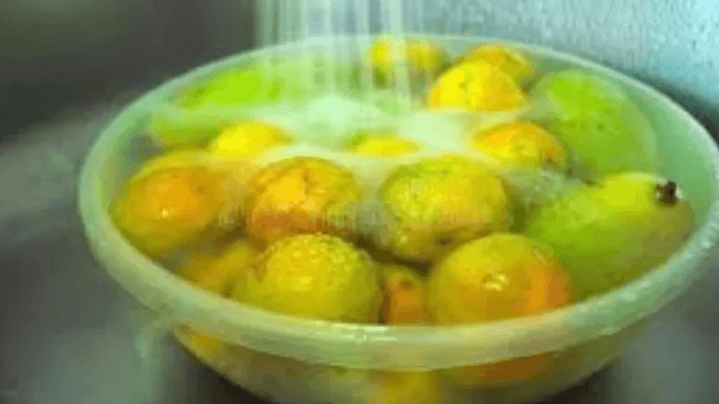 আম কাটার আগে কেন পানিতে ভিজিয়ে রাখা উচিত?