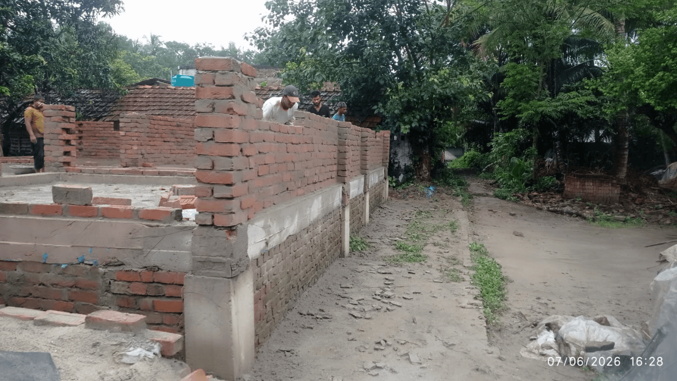 সরকারী আদেশ উপেক্ষা করে কলারোয়ার ধানদিয়ায় রাস্তার উপর পাকা ঘর নির্মাণের অভিযোগ