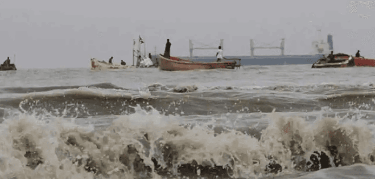 সমুদ্র বন্দরে ৩ নম্বর সতর্ক সংকেত, উপকূলে ঝোড়ো হাওয়ার আশঙ্কা
