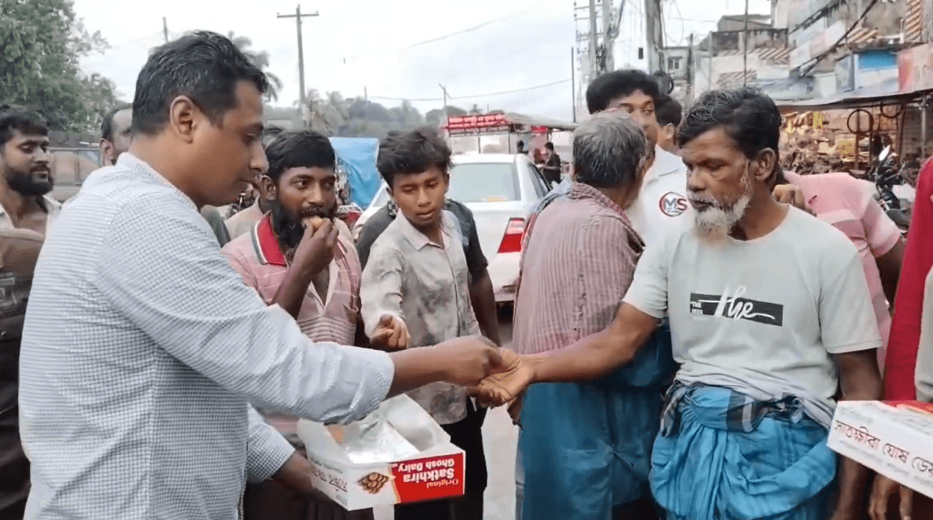 ভিডিওকাণ্ডে এমপি বহিষ্কারে সাতক্ষীরায় মিষ্টি বিতরণ, শাস্তি চান জামায়াত সমর্থকরাও