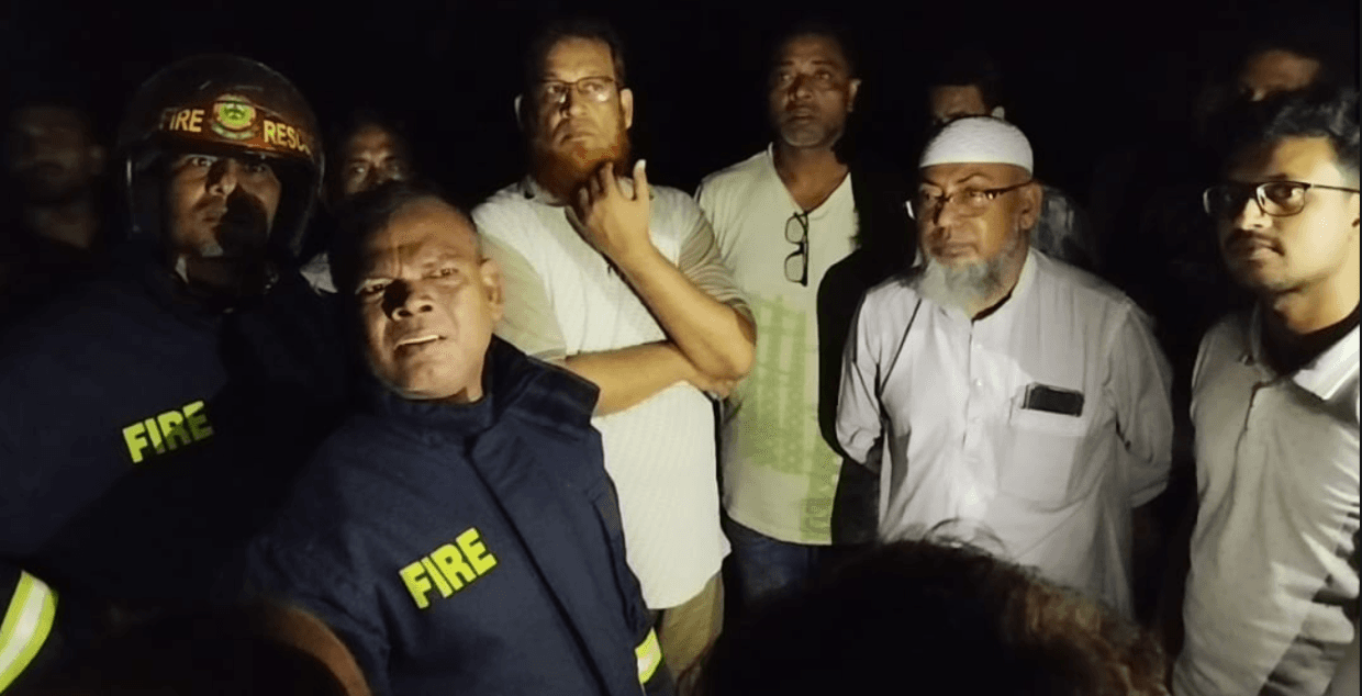 সাতক্ষীরা মেডিকেল কলেজ হাসপাতালে অ্যাম্বুলেন্সে আগুন, ফোম ব্যবহারে নিয়ন্ত্রণে ফায়ার সার্ভিস