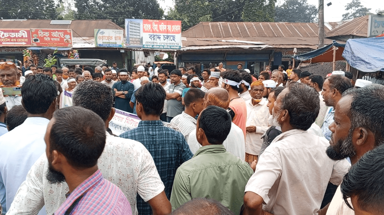 প্রিপেইড মিটার বাতিল ও লোডশেডিংয়ের প্রতিবাদে হাতীবান্ধায় মানববন্ধন