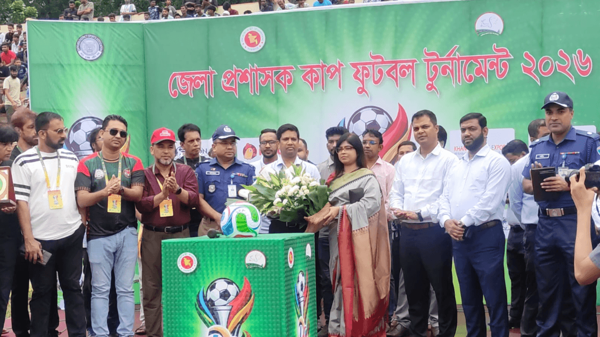 বৃষ্টির মধ্যেও সাতক্ষীরায় জেলা প্রশাসক কাপ ফুটবলে হাজারো দর্শক