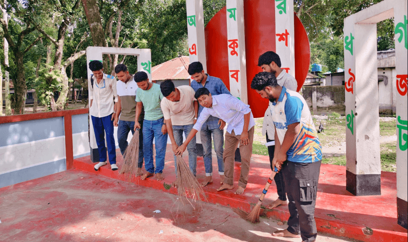 শহীদ মিনার পরিষ্কার-পরিচ্ছন্ন করল সরকারি আলিমুদ্দিন কলেজ ছাত্রদল