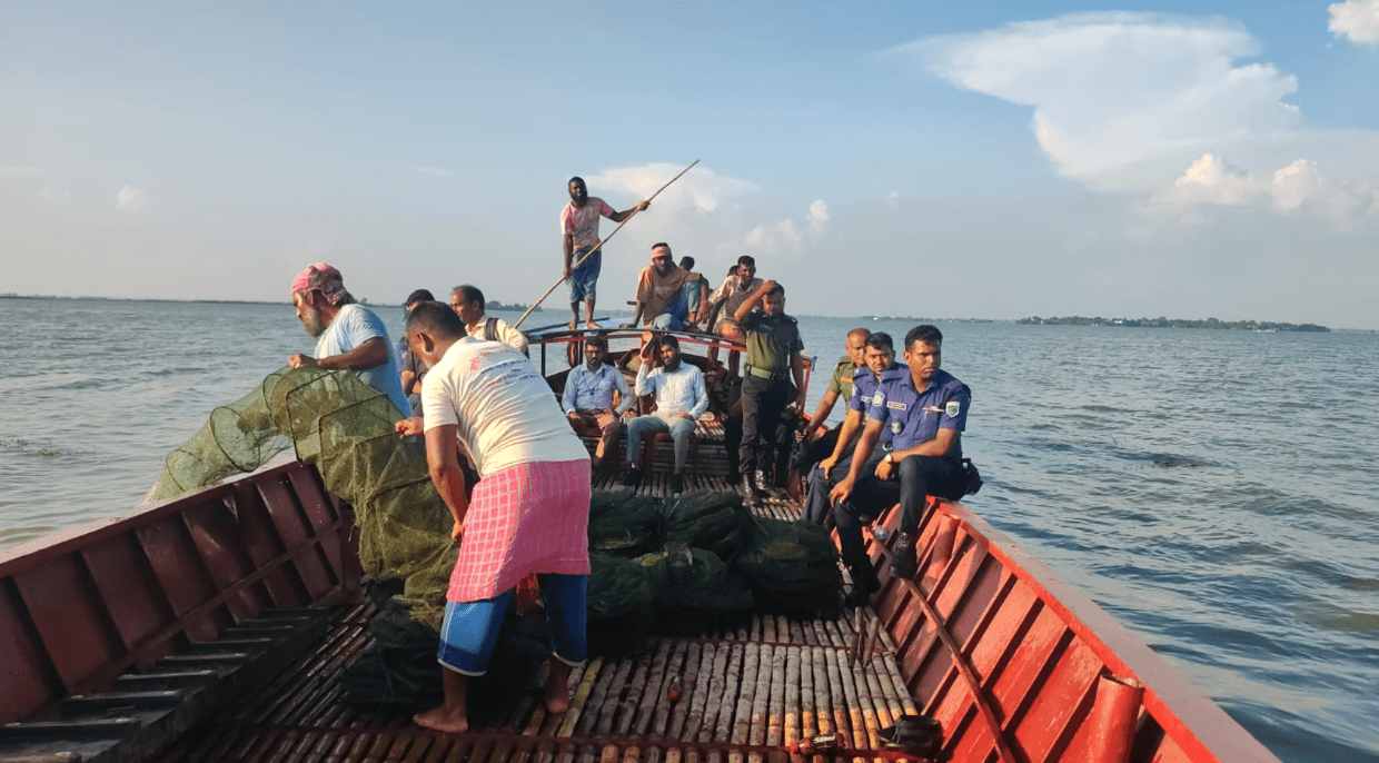 নলডাঙ্গা হালতি বিলে মোবাইল কোর্ট: ২০ হাজার টাকা জরিমানা, জাল ধ্বংস ও নৌকা জব্দ