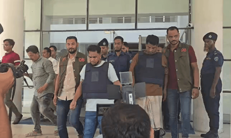 ফটিকছড়িতে পুলিশের ঝুঁকিপূর্ণ অভিযান: কালা মোবারকসহ ৪ জন গ্রেপ্তার, বিপুল অস্ত্র-গোলাবারুদ উদ্ধার
