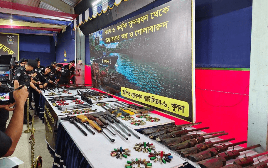 সুন্দরবনে ৫ বনদস্যু বাহিনীর ৫৯ সদস্যের আত্মসমর্পণ, বিপুল অস্ত্র-গোলাবারুদ উদ্ধার