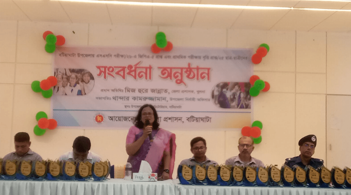বটিয়াঘাটায় কৃতী শিক্ষার্থীদের সংবর্ধনা, নারী ফুটবলারদের মাঝে সাইকেল বিতরণ