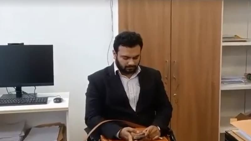 ভুয়া ডাক্তার পরিচয়ে হাসপাতালের পরিচালক পদে যোগ দিতে গিয়ে আটক