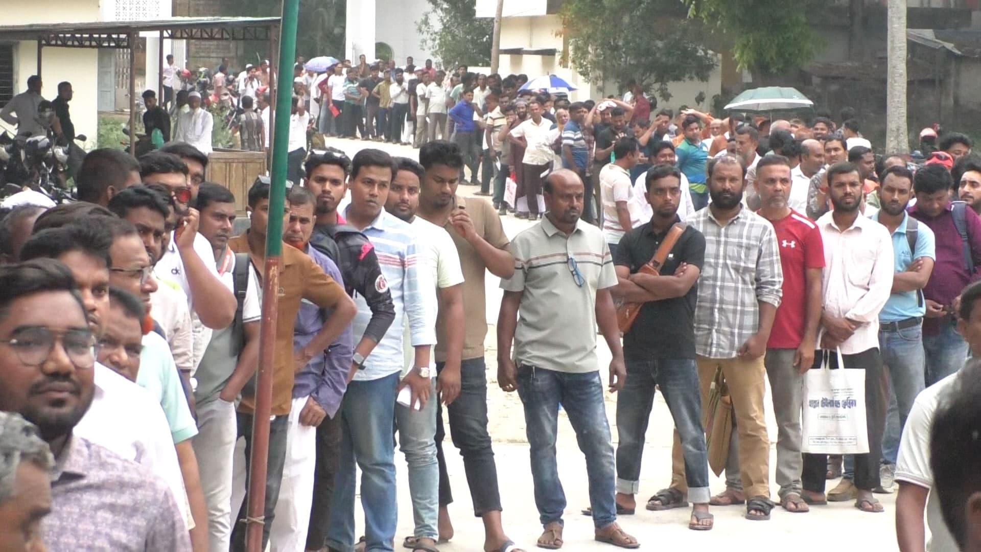 চুয়াডাঙ্গায় জ্বালানি কার্ড সংগ্রহে দীর্ঘ লাইন, স্ট্রোকে একজনের মৃত্যু