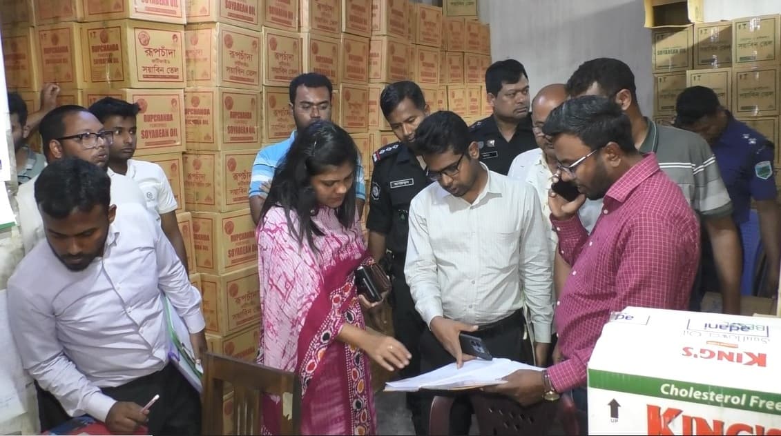 সিরাজগঞ্জে অবৈধভাবে ভোজ্যতেল মজুত রাখায় ব্যবসায়ীকে জরিমানা
