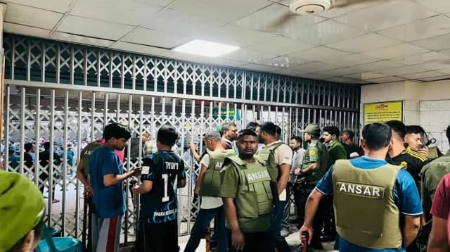 ঢাকা মেডিকেলে চিকিৎসক ও ঢাবি শিক্ষার্থীদের সংঘর্ষ, জরুরি সেবা বন্ধ