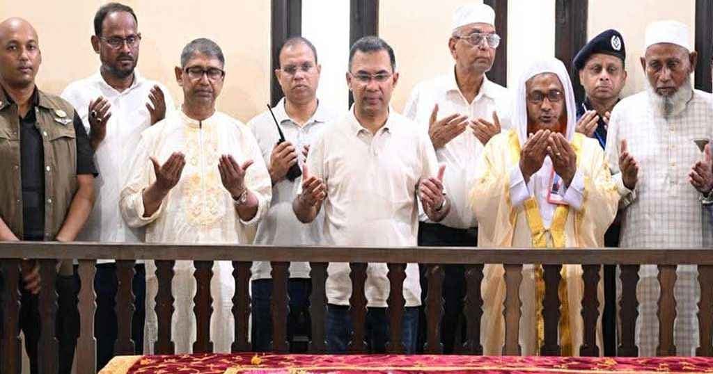 মওলানা ভাসানীর মাজার জিয়ারত করলেন প্রধানমন্ত্রী