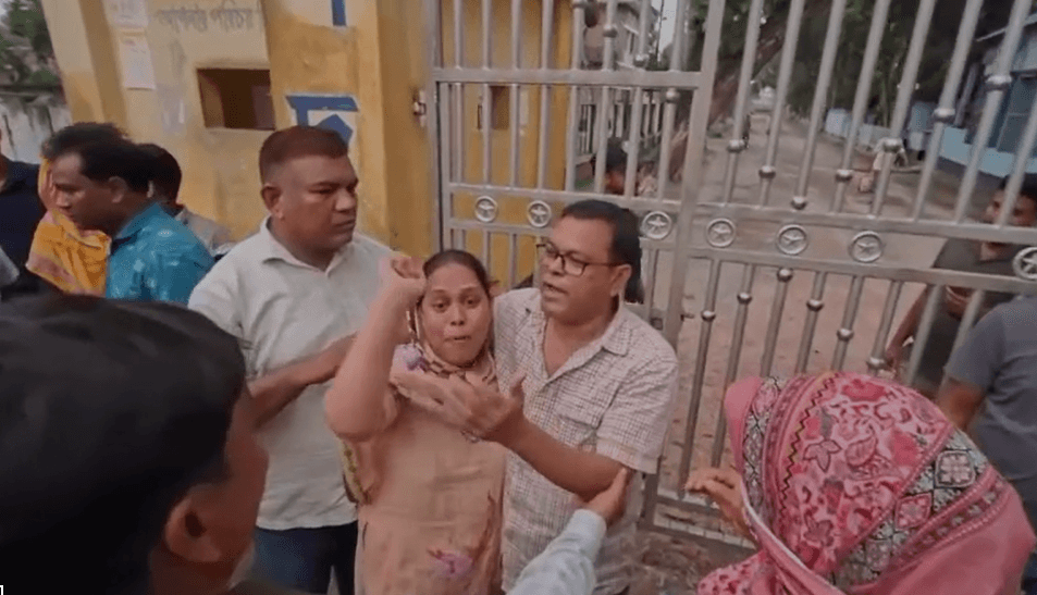 দ্বিতীয় বারের মতো জামিনে মুক্তি মিললেও জেলগেট থেকে ফের আটক লালমনিরহাটের আ.লীগ নেতা সিরাজুল হক